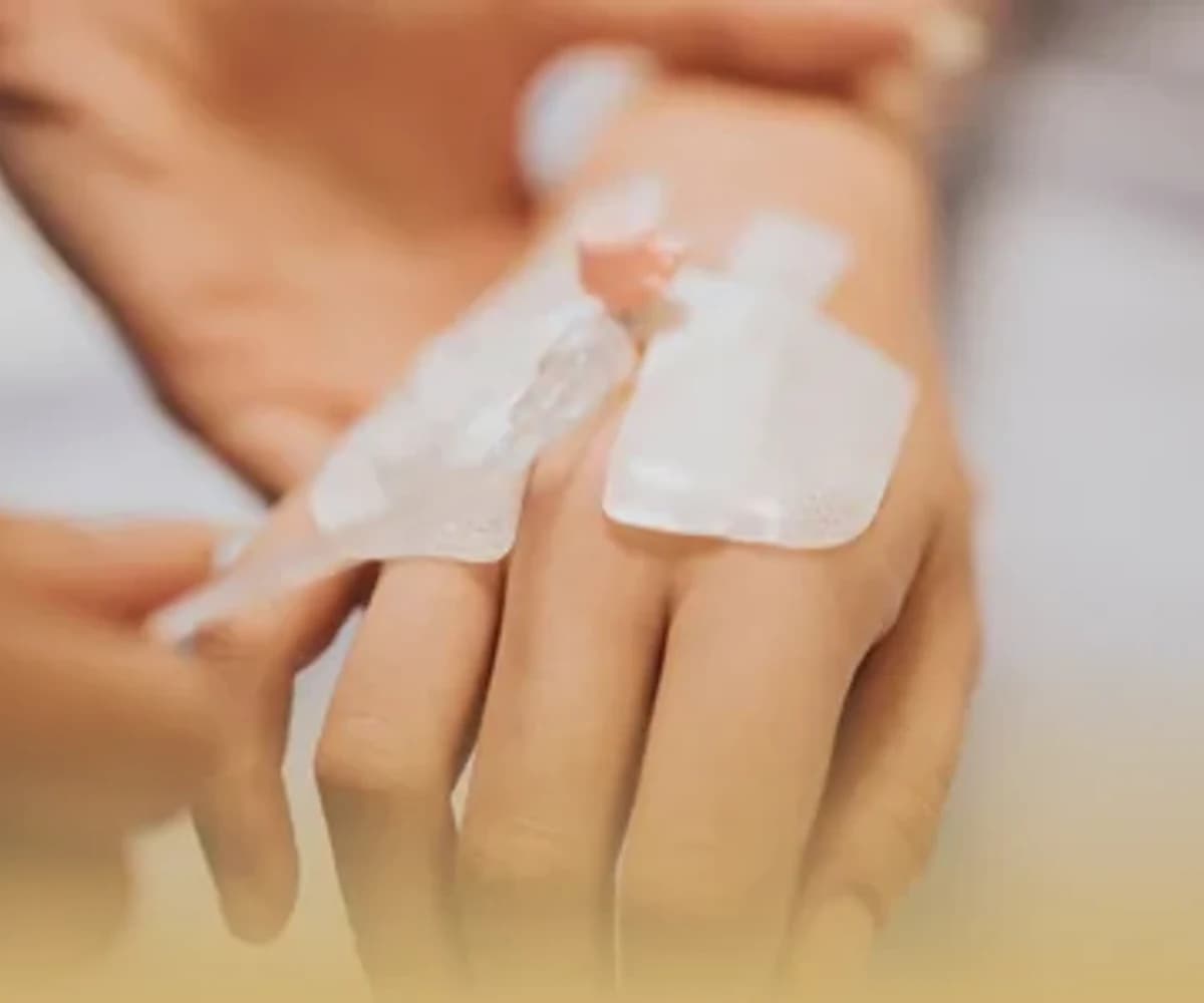 Aplicação de soro na mão — suplementação ortomolecular